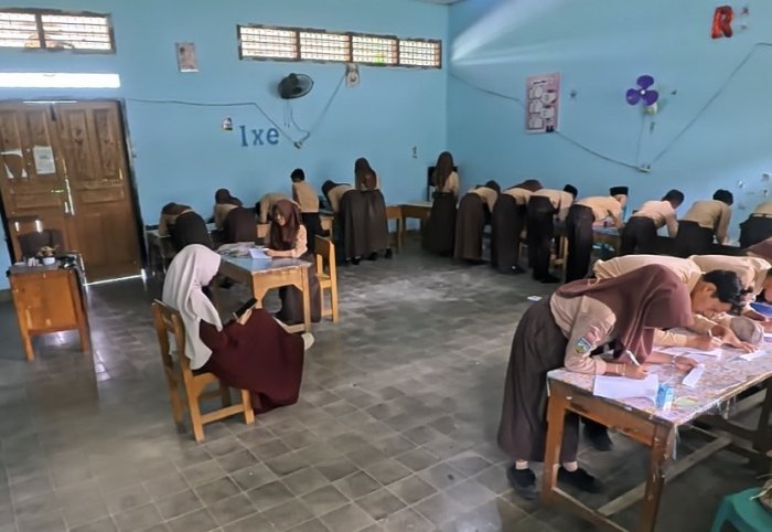 Penuh Ketegangan Asesmen Kimia Sistem Tokser, 1 Soal 30 Detik Pacu Adrenalin Siswa Penuh Ketegangan Asesmen Kimia Sistem Tokser, 1 Soal 30 Detik Pacu Adrenalin Siswa