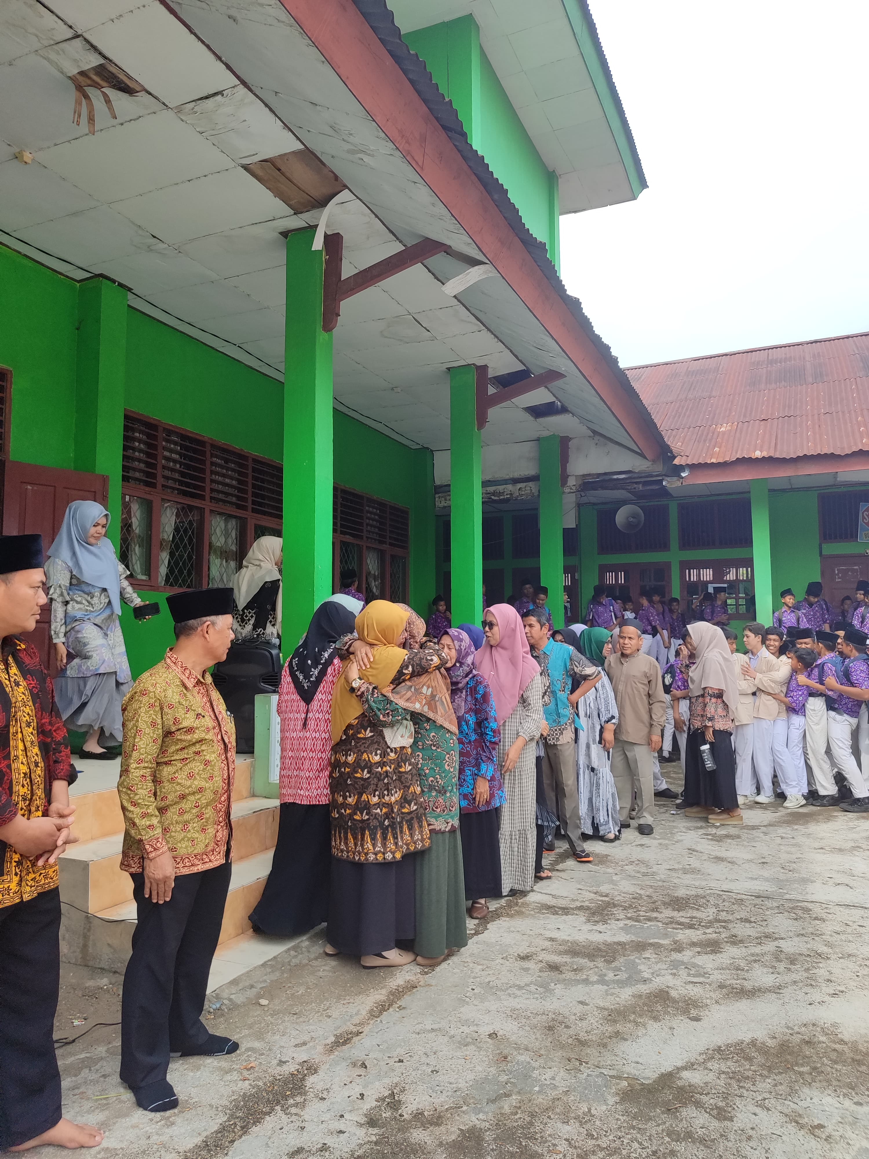 Masuki masa purna bakti, perpisahan Ibu Dra. Alawiya di MTsN 1 Kota Jambi Penuh Haru