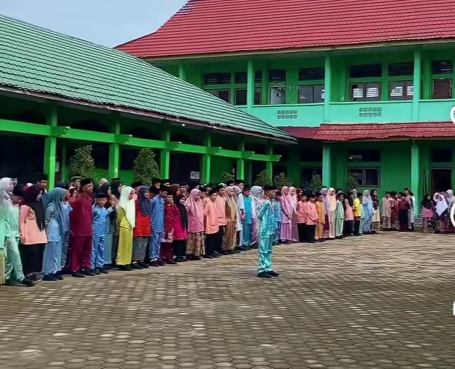 MTsNegeri 1 Kota Jambi Awali Tahun 2026 dengan Upacara Bendera Berpakaian Melayu Jambi MTsNegeri 1 Kota Jambi Awali Tahun 2026 dengan Upacara Bendera Berpakaian Melayu Jambi