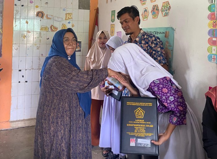 Pengambilan Rapor Semester Ganjil MTsN 1 Kota Jambi Berlangsung Tertib dan Ramai Pengambilan Rapor Semester Ganjil MTsN 1 Kota Jambi Berlangsung Tertib dan Ramai