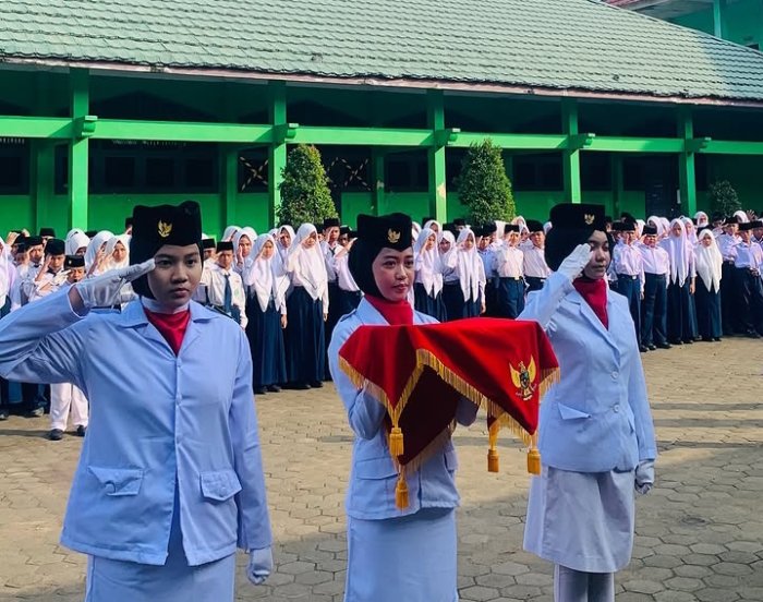 Upacara Peringatan HUT ke-81 Republik Indonesia di MTsNegeri 1 Kota Jambi Berlangsung Khidmat Upacara Peringatan HUT ke-81 Republik Indonesia di MTsNegeri 1 Kota Jambi Berlangsung Khidmat