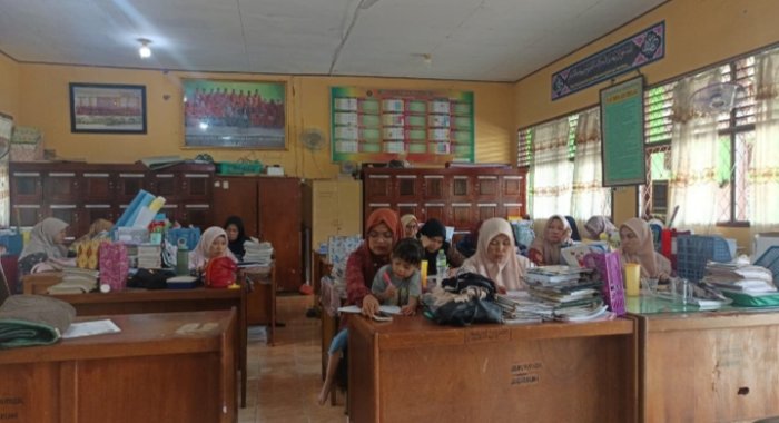 MTsNegeri 1 Kota Jambi Gelar Rapat Evaluasi Kinerja Pegawai