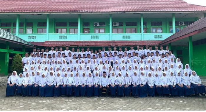 Siswa Kelas IX MTsNegeri 1 Kota Jambi Gelar Foto Bersama untuk Konten Pra Pelepasan Siswa Kelas IX MTsNegeri 1 Kota Jambi Gelar Foto Bersama untuk Konten Pra Pelepasan