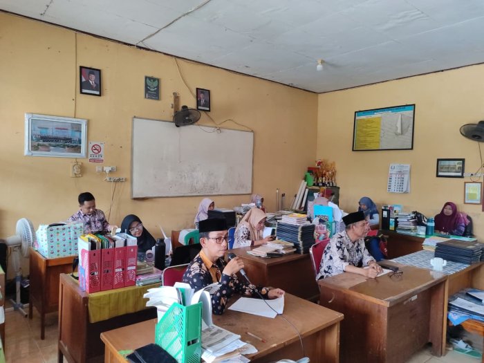 Rapat Evaluasi Kinerja Guru dan Pegawai MTsNegeri 1 Kota Jambi: Tingkatkan Disiplin dan Profesionalisme