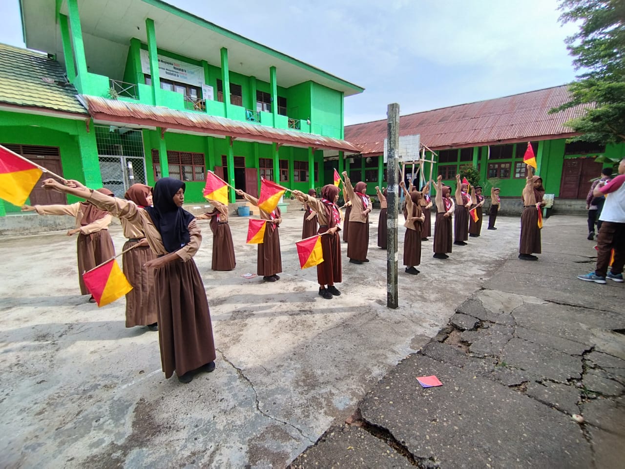 Pesdik MTs Negeri 1 Kota Jambi Gencar Berlatih Dance Semaphore dan Tari Jelang Peringatan Hari Guru