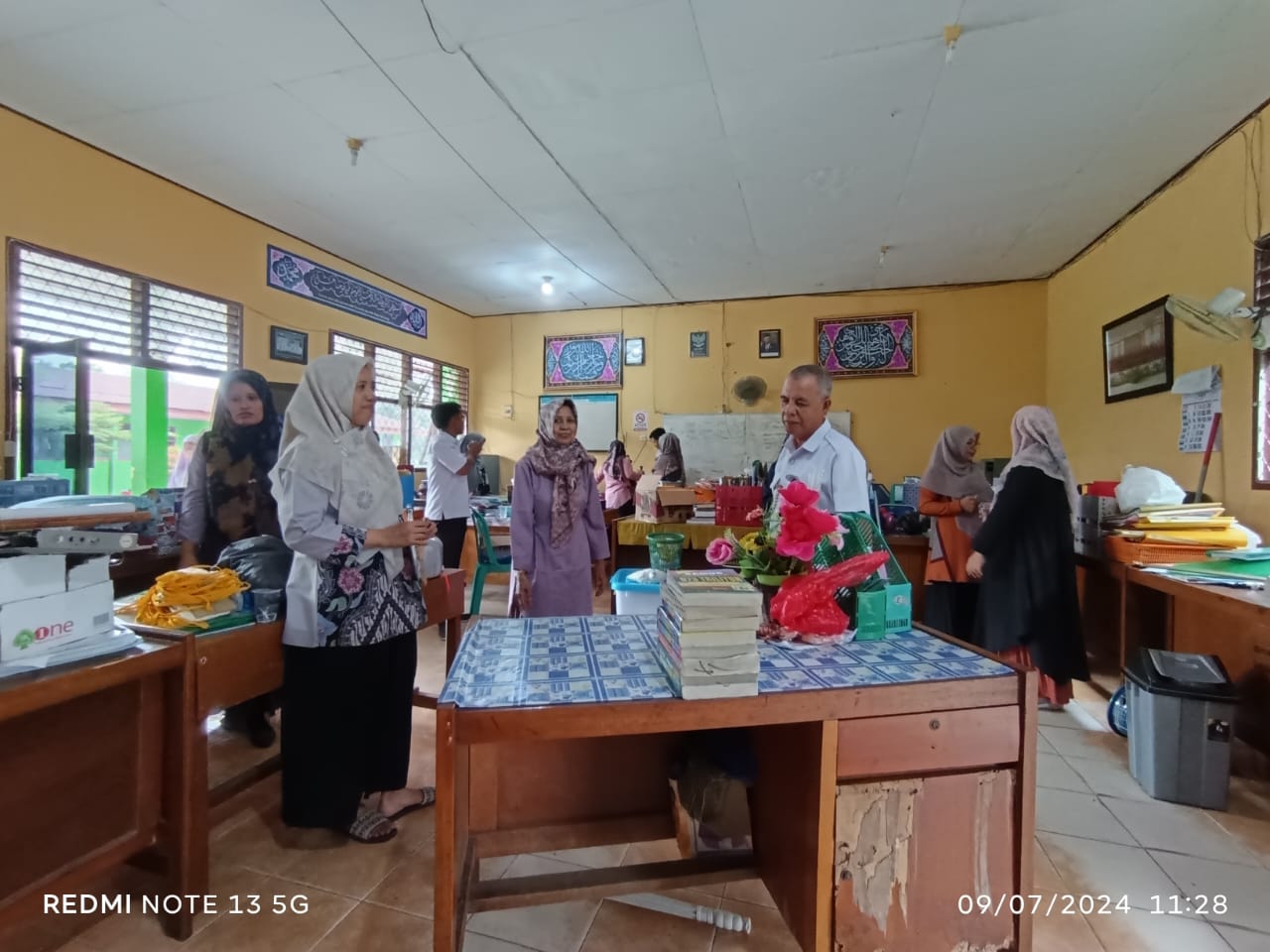 Sambut Tahun Pelajaran Baru, Kepala Madrasah Gotong Royong bersama Guru dan Karyawan