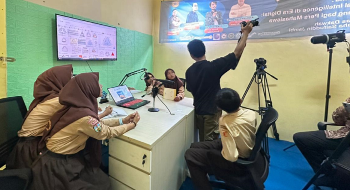 Serunya Belajar Produksi Podcast: Tim Jurnalistik MTsN 1 Kota Jambi Eksplorasi Dunia Penyiaran di  UIN STS Jambi