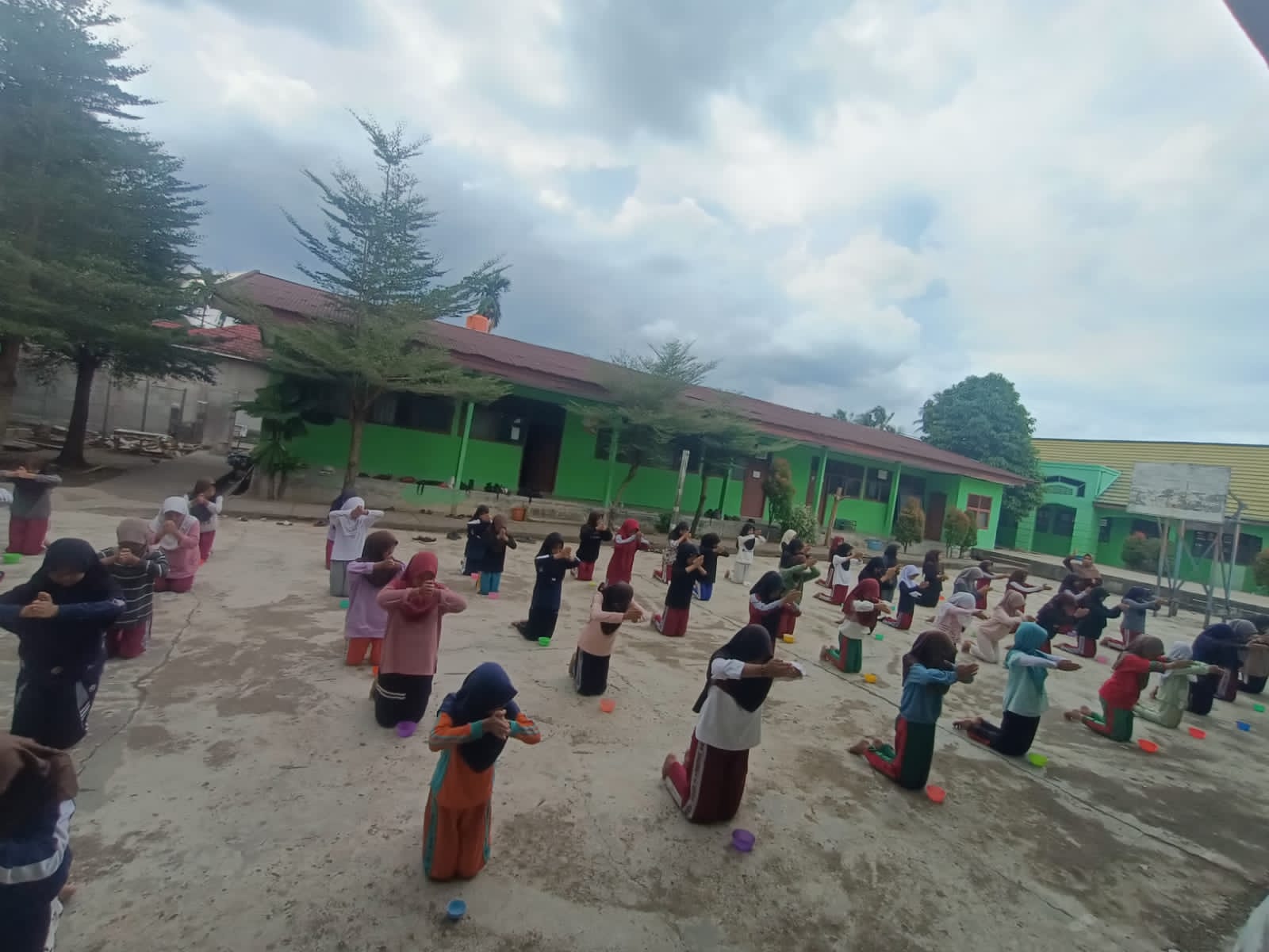 Latihan Perdana Ekstrakurikuler Tari MTs Negeri 1 Kota Jambj
