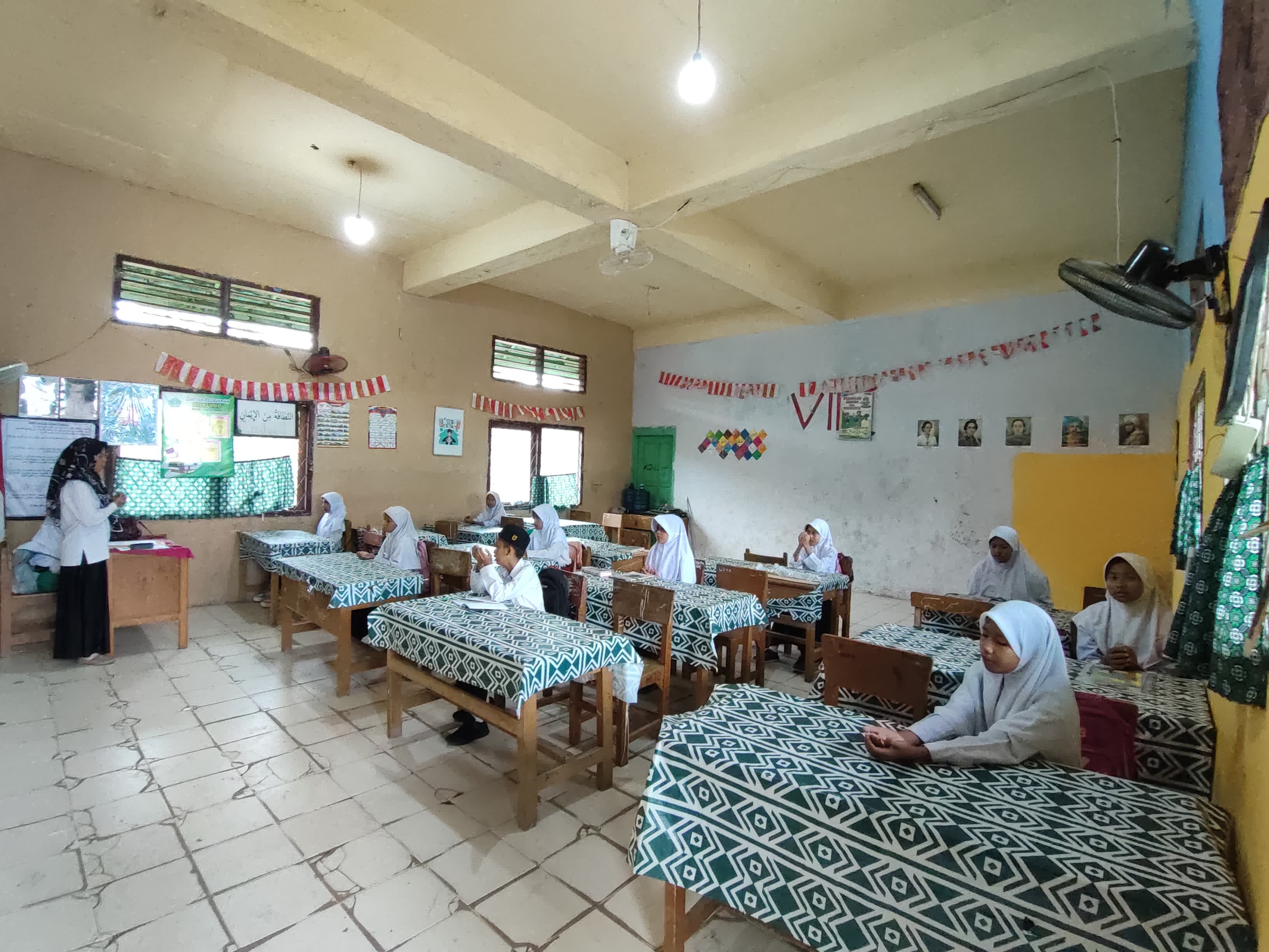 MTs Negeri 1 Jambi Gelar Tes SPMB, Calon Siswa Tunjukkan Antusiasme Tinggi MTs Negeri 1 Jambi Gelar Tes SPMB, Calon Siswa Tunjukkan Antusiasme Tinggi