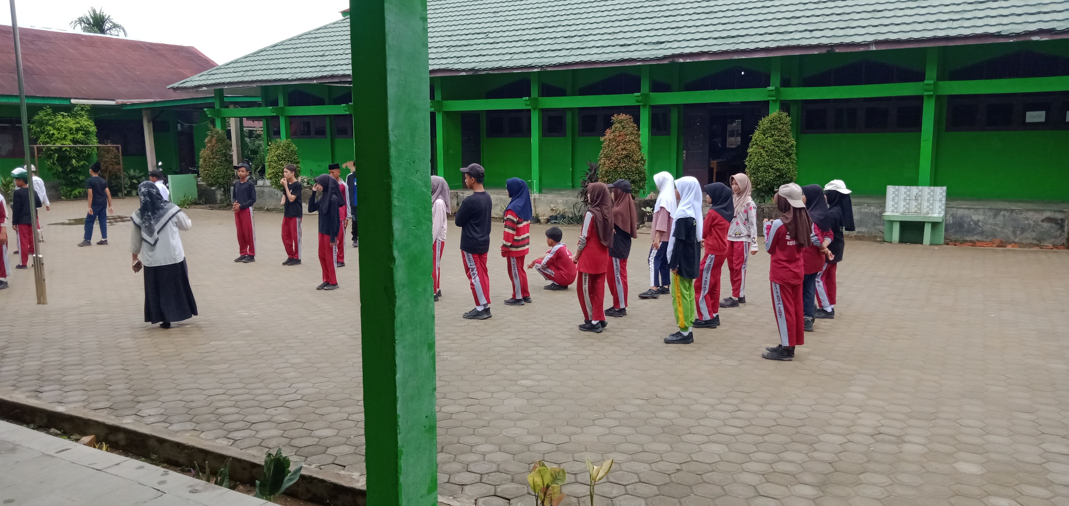 LATIHAN INTENSIF PASKIBRA MTs NEGERI 1 KOTA JAMBI MENJELANG HARI KEMERDEKAAN LATIHAN INTENSIF PASKIBRA MTs NEGERI 1 KOTA JAMBI MENJELANG HARI KEMERDEKAAN