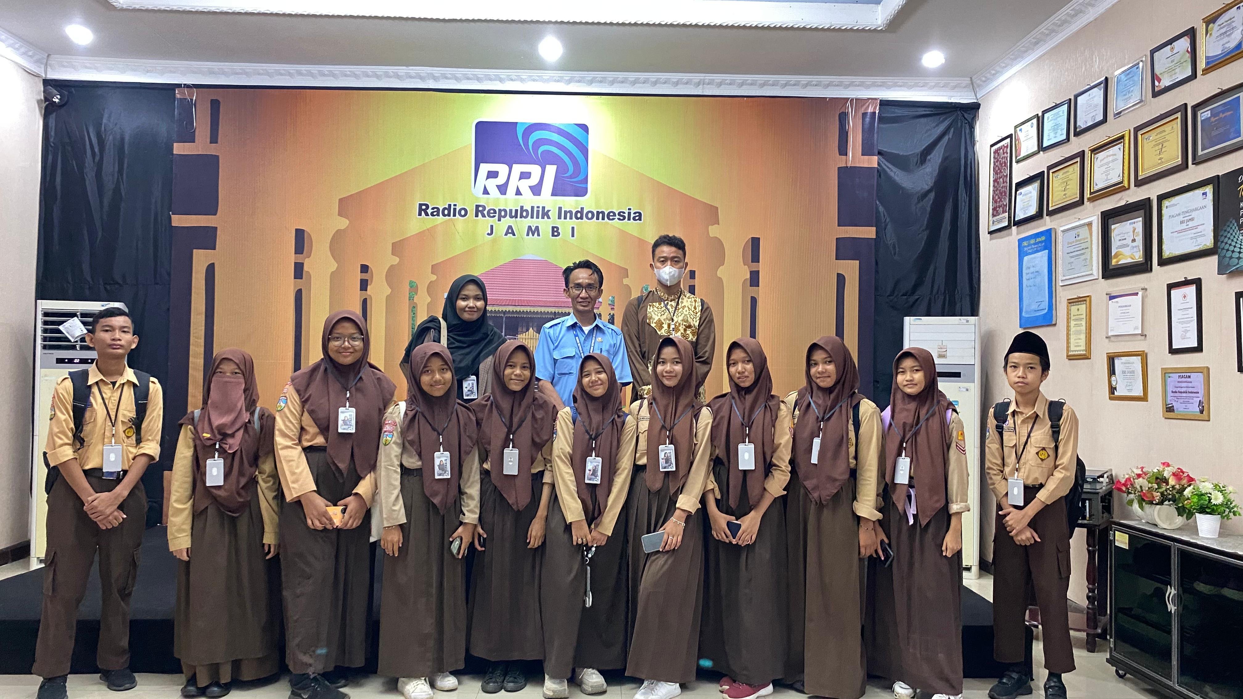 Tim Lensa Madrasah MTsN 1 Kota Jambi Kunjungi RRI untuk Tingkatkan Kemampuan Jurnalistik Tim Lensa Madrasah MTsN 1 Kota Jambi Kunjungi RRI untuk Tingkatkan Kemampuan Jurnalistik