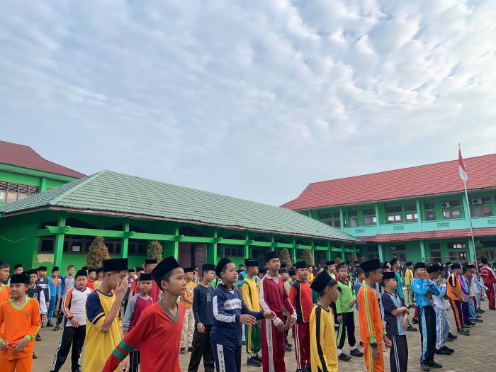 Senam Kebugaran MTsNegeri 1 Kota Jambi Berlangsung Penuh Semangat Senam Kebugaran MTsNegeri 1 Kota Jambi Berlangsung Penuh Semangat