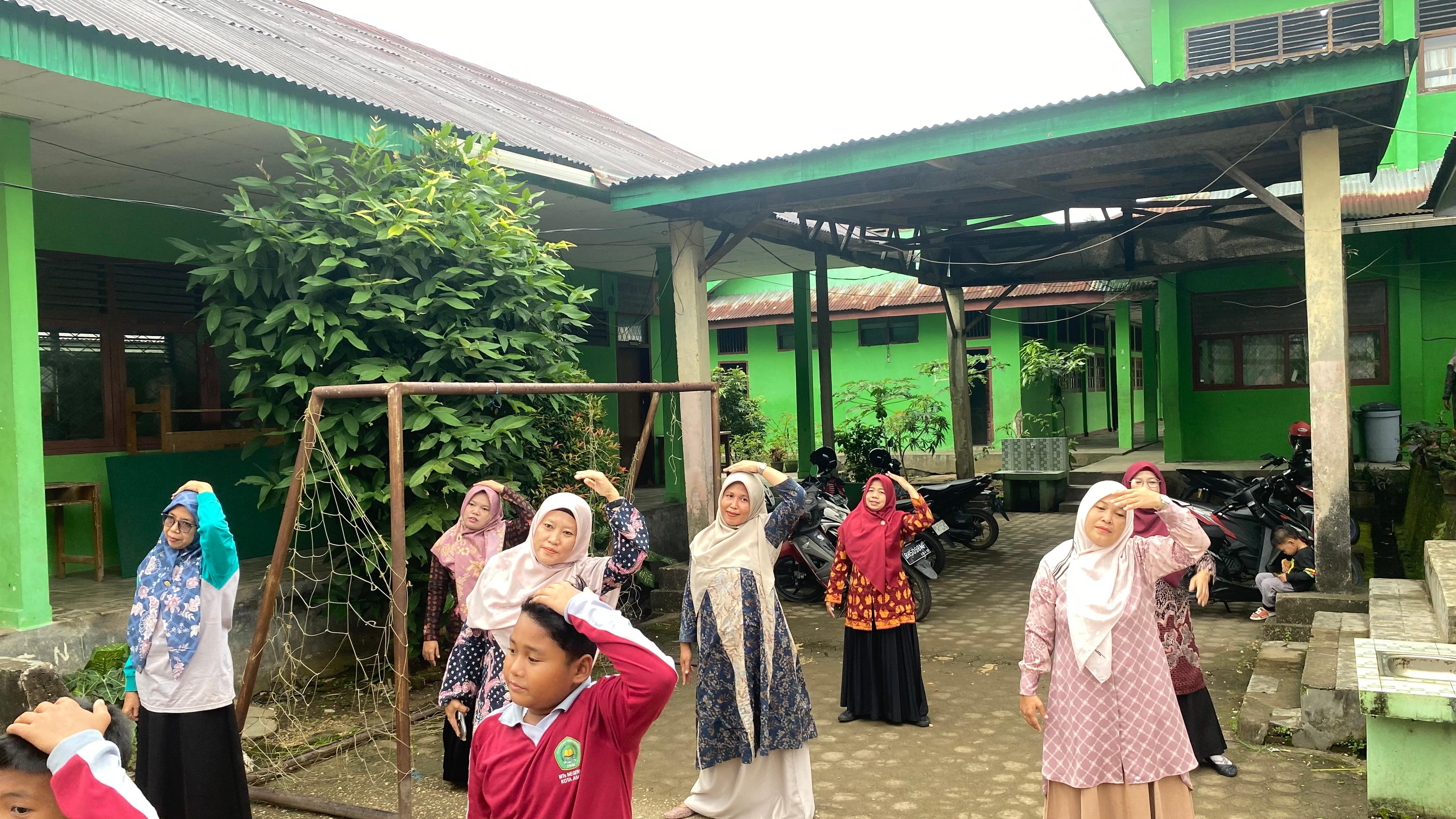 Antusiasme Guru dan Siswa MTs Negeri 1 Kota Jambi Ikuti Latihan Senam Anak Indonesia Hebat