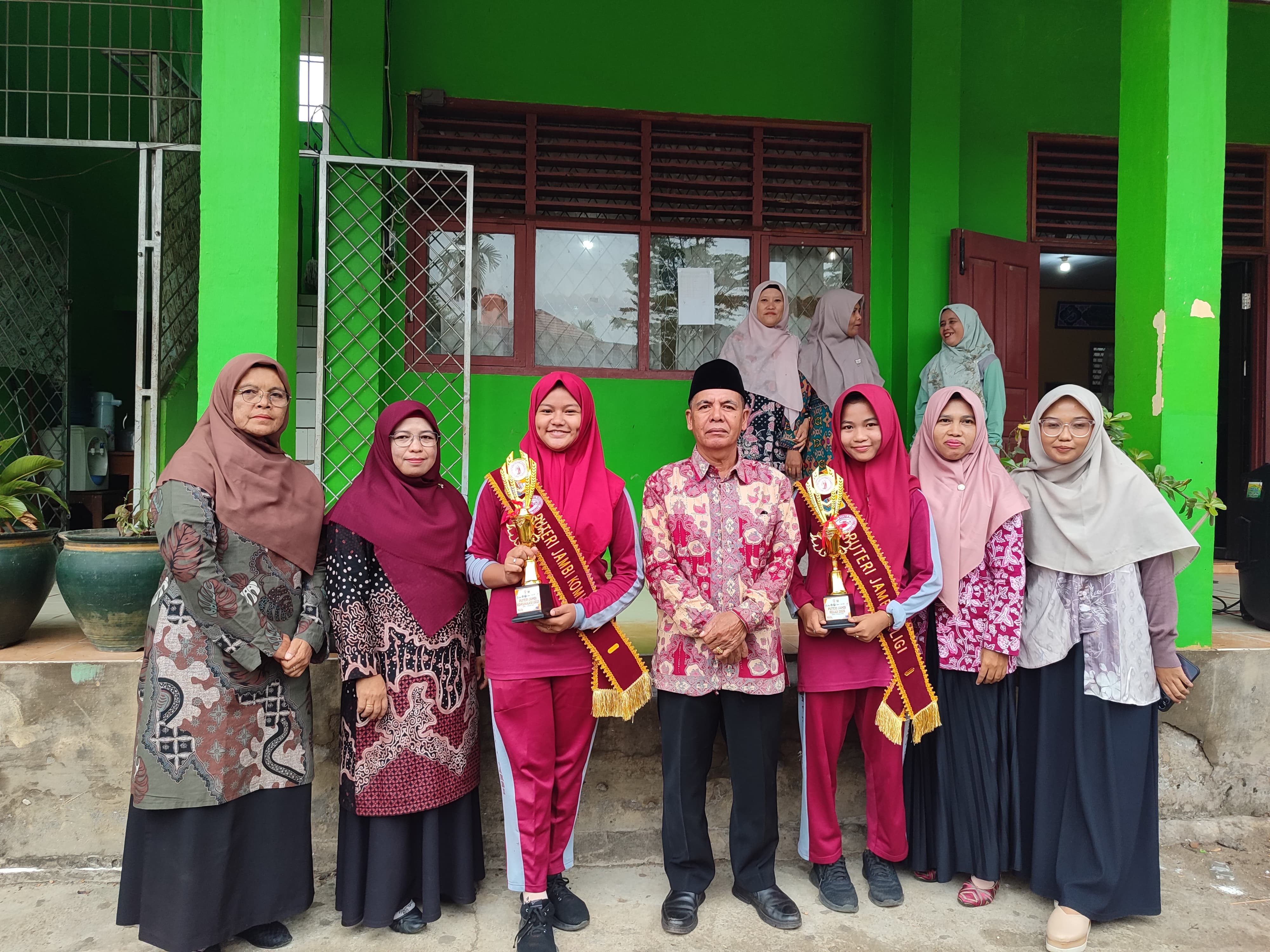 Woow...Amazing, Siswi MTs Negeri 1 Kota Jambi Raih Predikat Putra Putri Jambi Woow...Amazing, Siswi MTs Negeri 1 Kota Jambi Raih Predikat Putra Putri Jambi