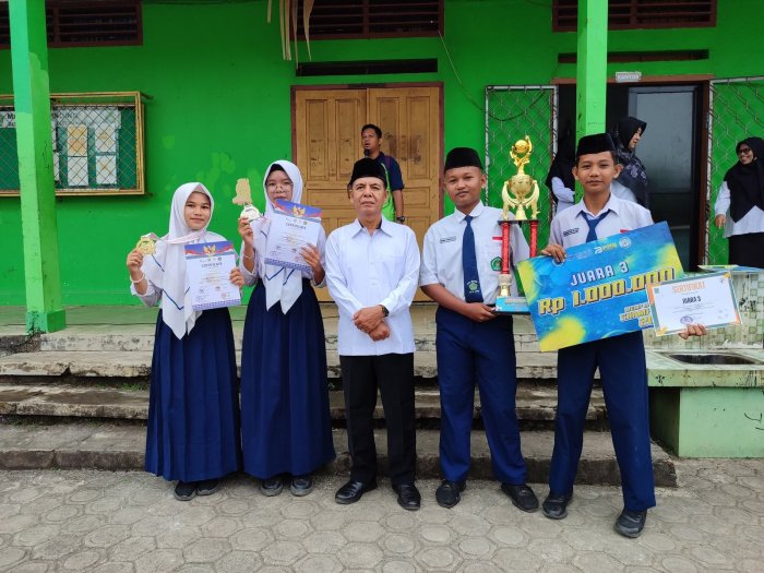Apresiasi Prestasi Siswa, MTsN 1 Kota Jambi Berikan Penghargaan kepada Atlet Mini Soccer dan Taekwondo