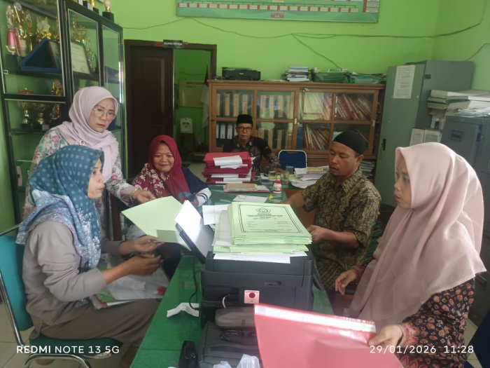Pelayanan Penerimaan Murid Baru MTsNegeri 1 Kota Jambi Utamakan Senyum dan Budaya BERAKHLAK Pelayanan Penerimaan Murid Baru MTsNegeri 1 Kota Jambi Utamakan Senyum dan Budaya BERAKHLAK