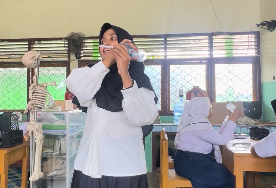 Belajar IPA, Siswa MTs Negeri 1 Kota Jambi Praktik Membuat Model Sistem Pernapasan