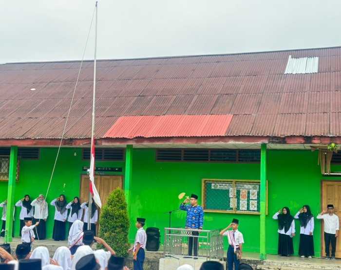 Upacara Bendera Hari Ini Tekankan Adab dan Tanggung Jawab Siswa