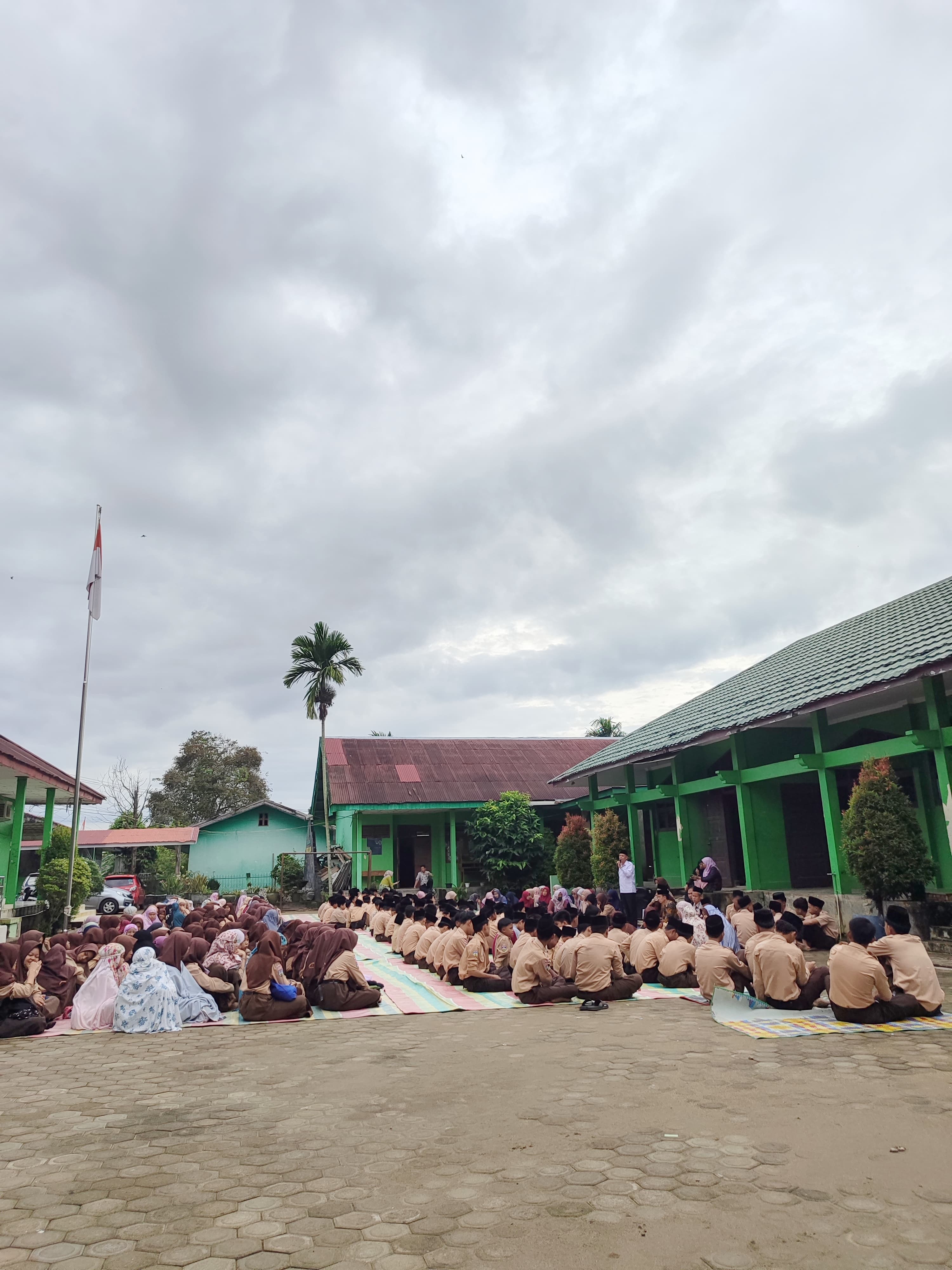 MTs Negeri 1 Jambi Torehkan Semangat Baru lewat Halal Bihalal Pasca Idul Fitri 1446 H