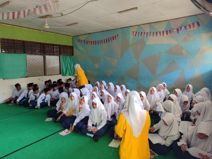 Kunjungan Universitas Baiturrahim ke MTsN 1 Kota Jambi, Siswa Ikuti Edukasi Konsumsi Makanan Sehat