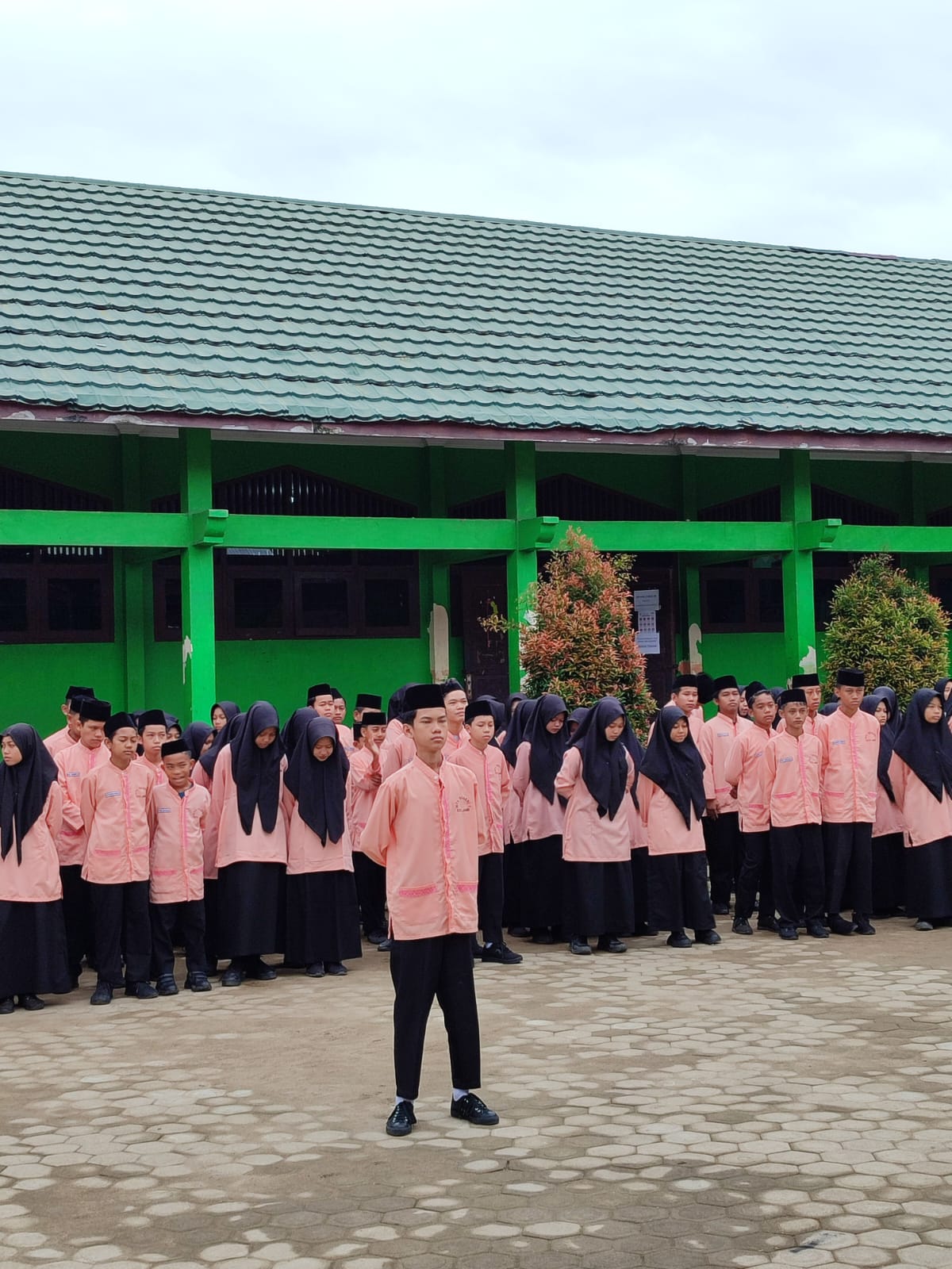 Peringatan Hari Pendidikan Nasional, MTs Negeri 1 Jambi Gelar Upacara Bendera